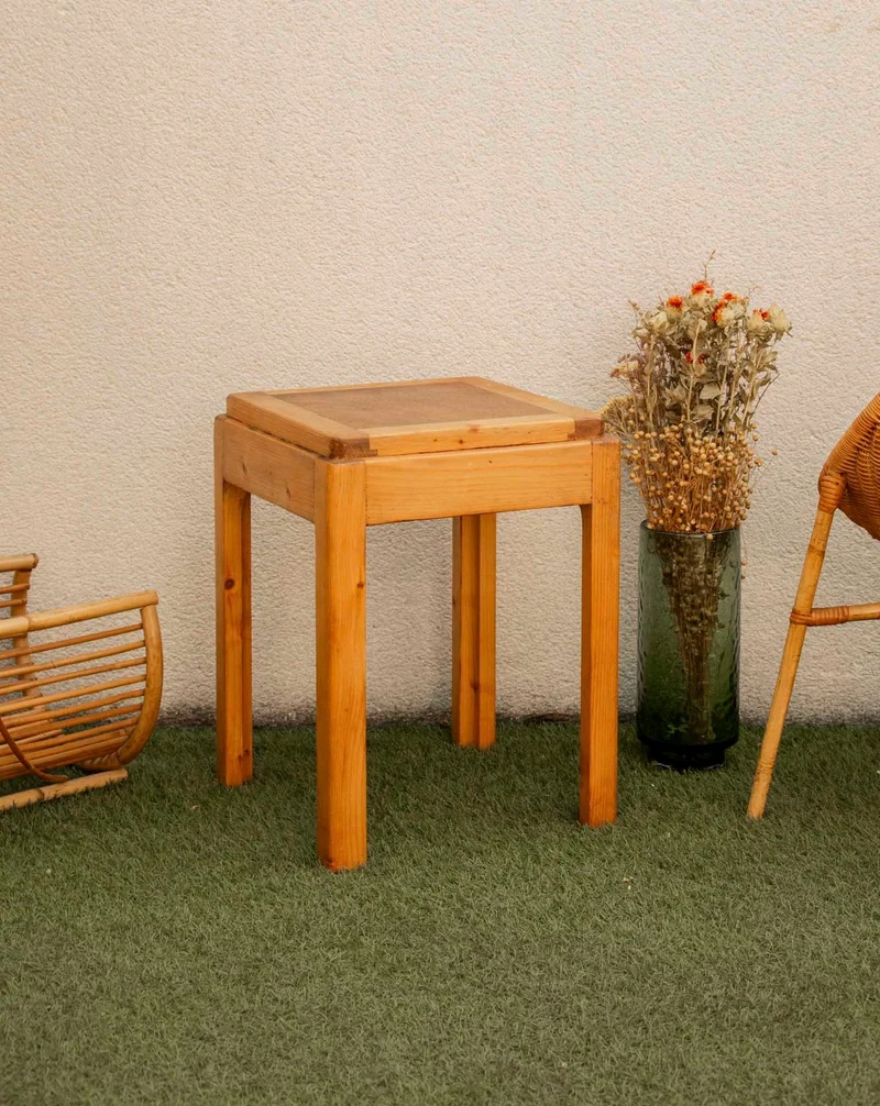 Axel, le tabouret aux lignes brutaliste en bois massif N°681