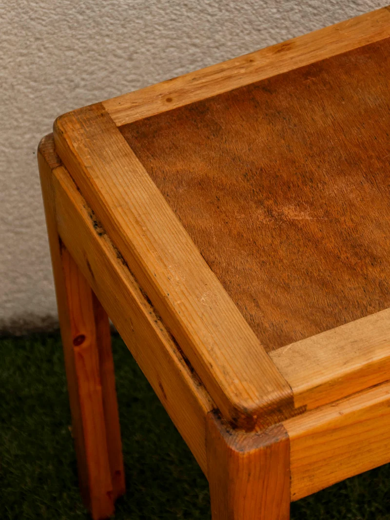 Axel, le tabouret aux lignes brutaliste en bois massif N°681