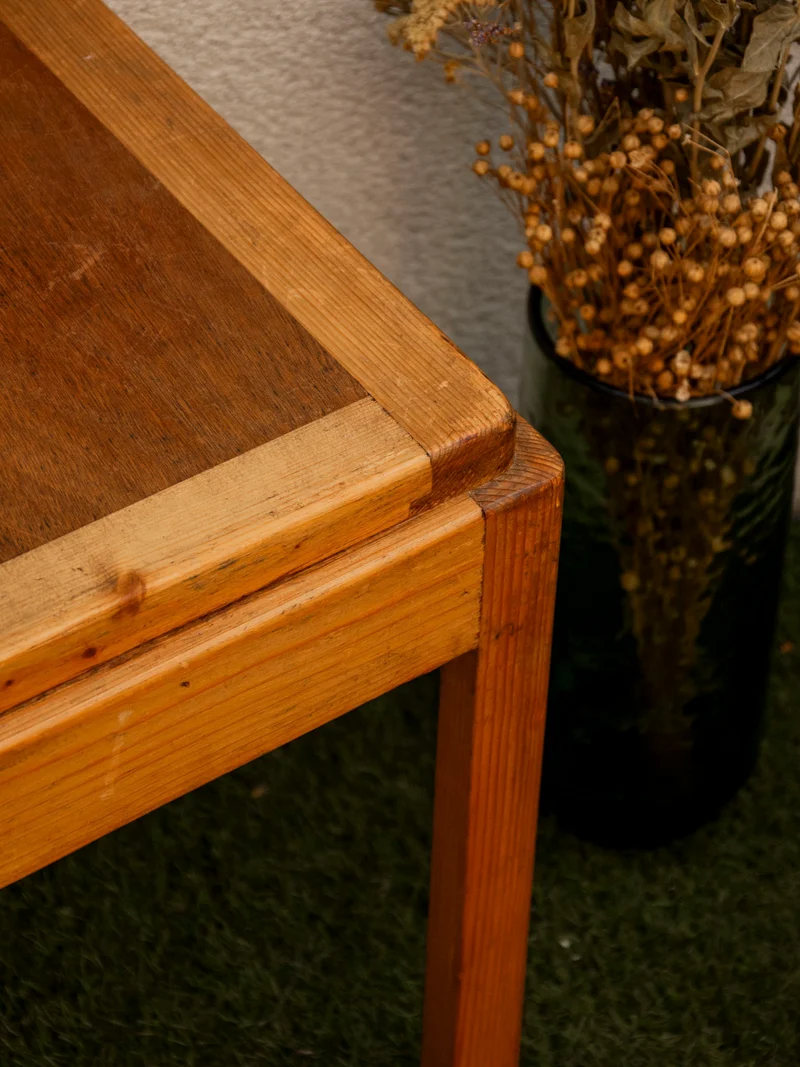 Axel, le tabouret aux lignes brutaliste en bois massif N°681