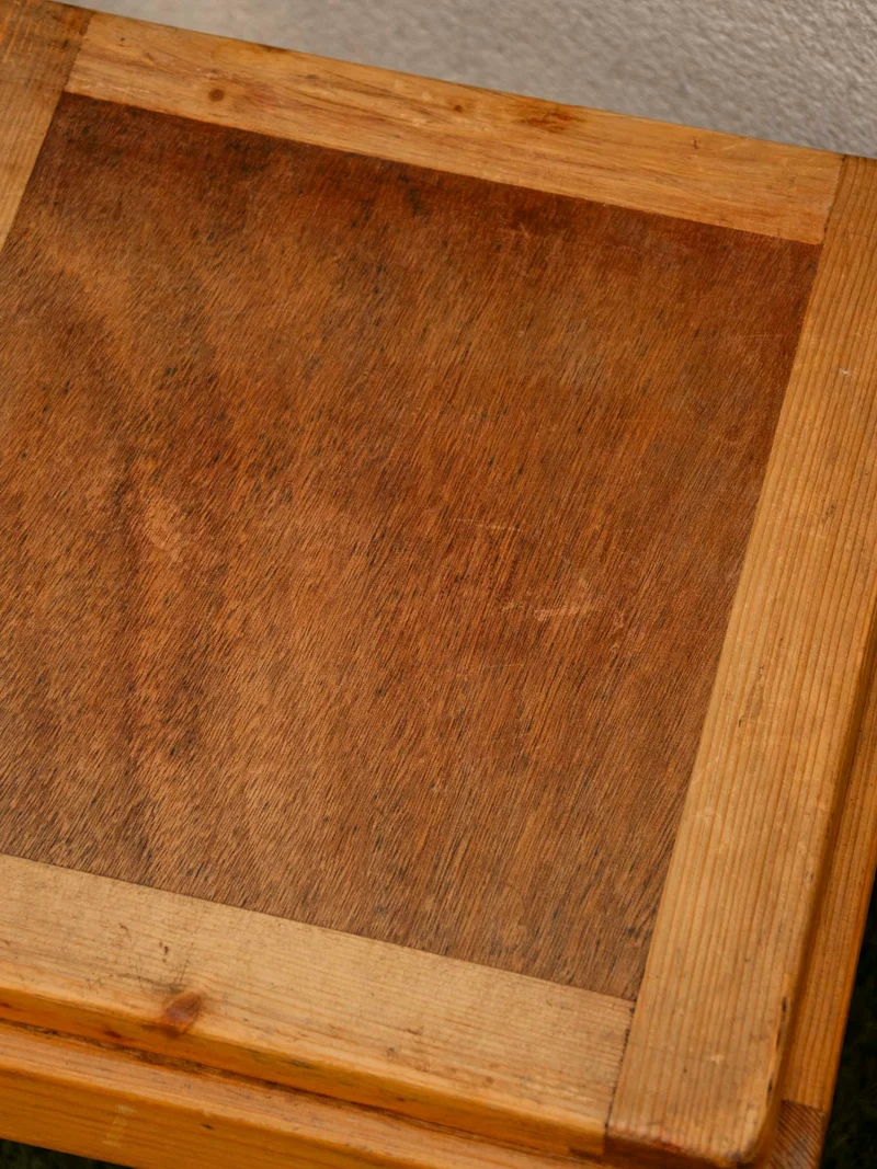 Axel, le tabouret aux lignes brutaliste en bois massif N°681