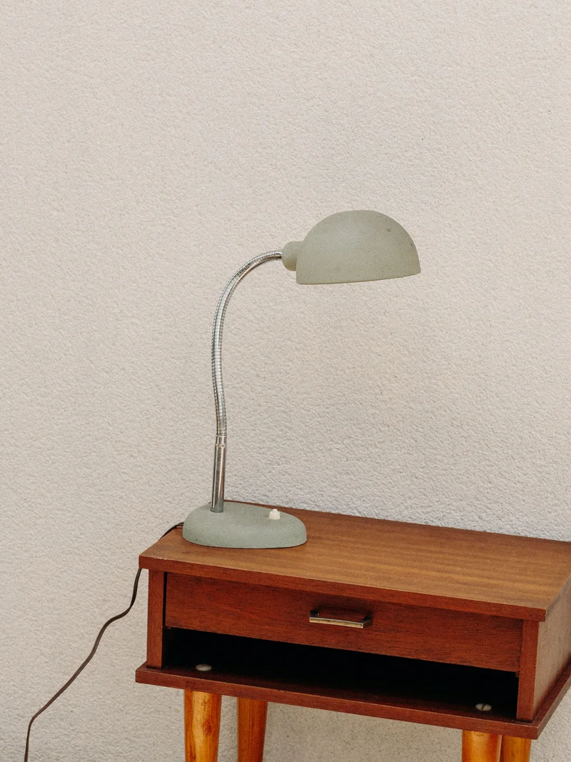 Julia, la lampe de bureau au design d'atelier N°950