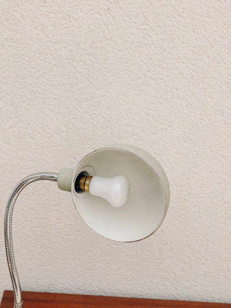 Julia, la lampe de bureau au design d'atelier N°950