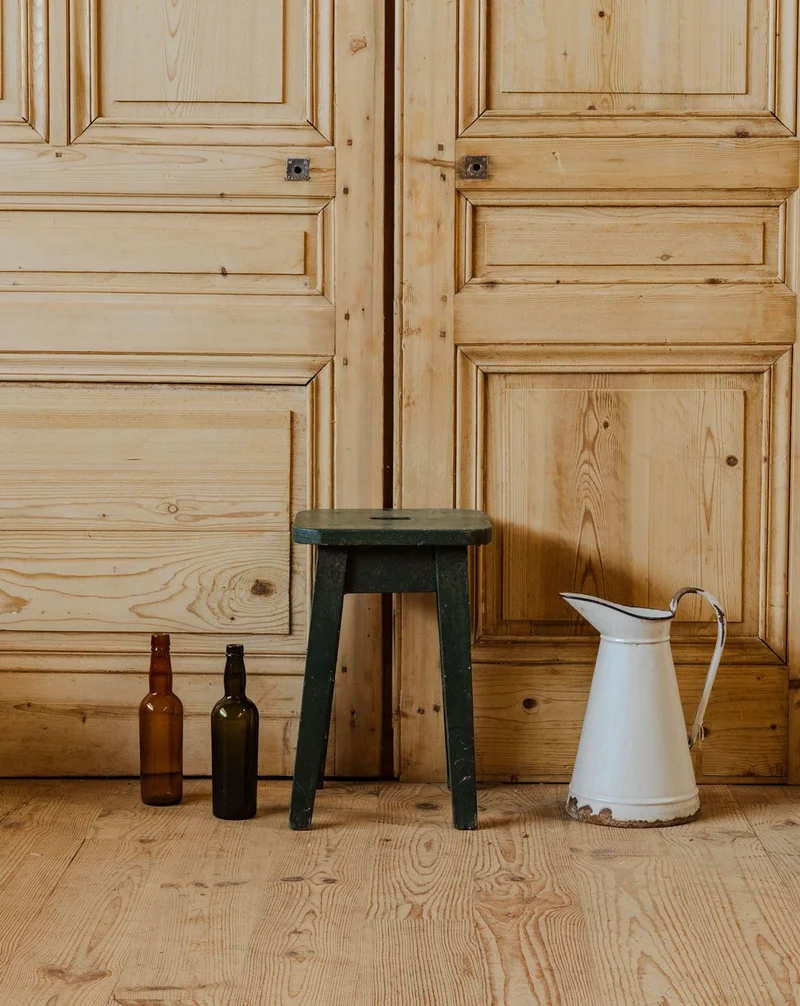 Regis, le tabouret en bois vert foncé N°1420