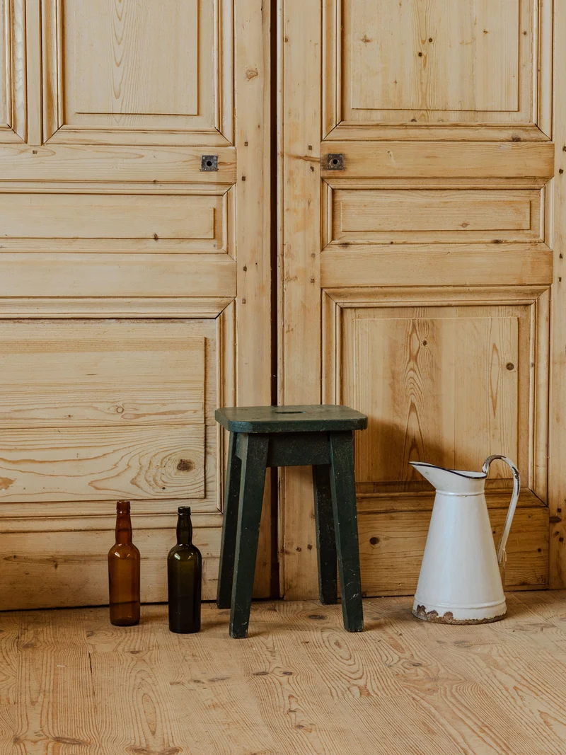 Regis, le tabouret en bois vert foncé N°1420