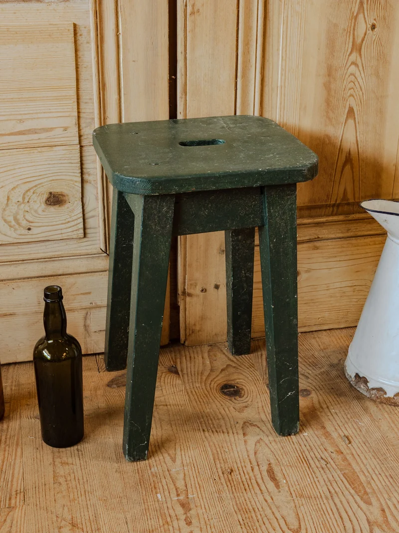 Regis, le tabouret en bois vert foncé N°1420