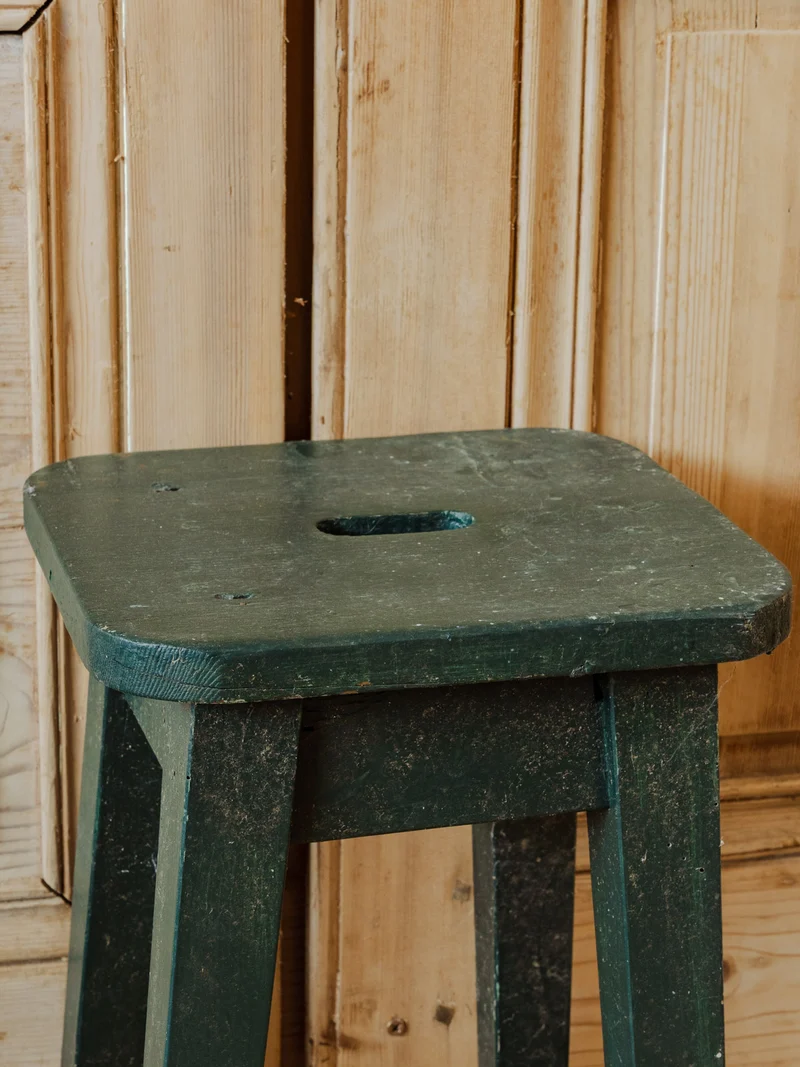 Regis, le tabouret en bois vert foncé N°1420