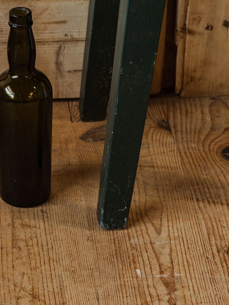 Regis, le tabouret en bois vert foncé N°1420