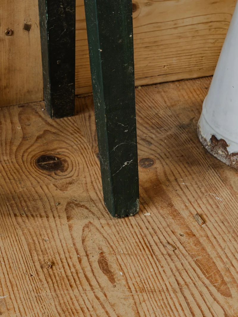 Regis, le tabouret en bois vert foncé N°1420
