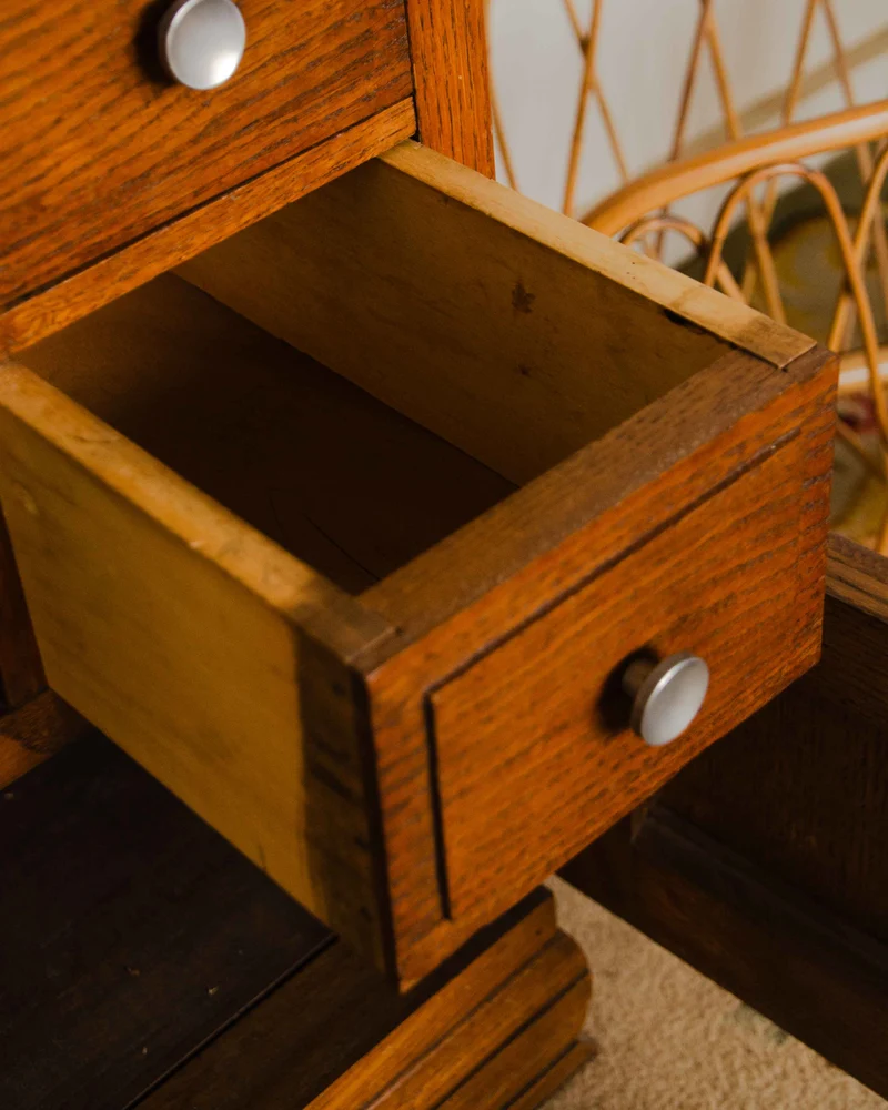 Odile, la table de chevet au plateau en marbre N°1383