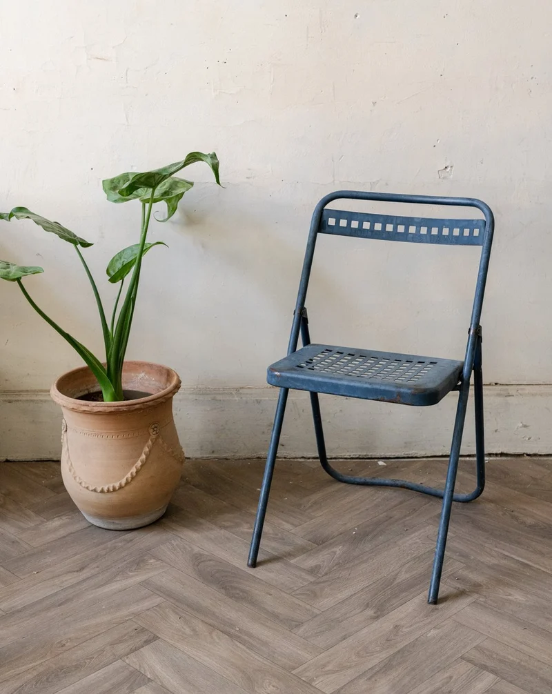 Alma, la chaise pliable en métal bleu N°1656