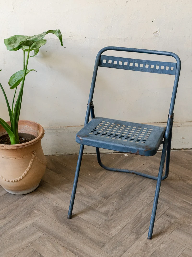 Alma, la chaise pliable en métal bleu N°1656