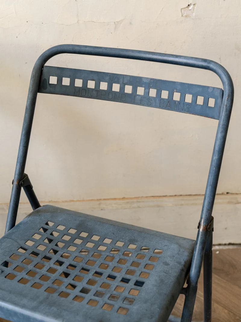 Alma, la chaise pliable en métal bleu N°1656