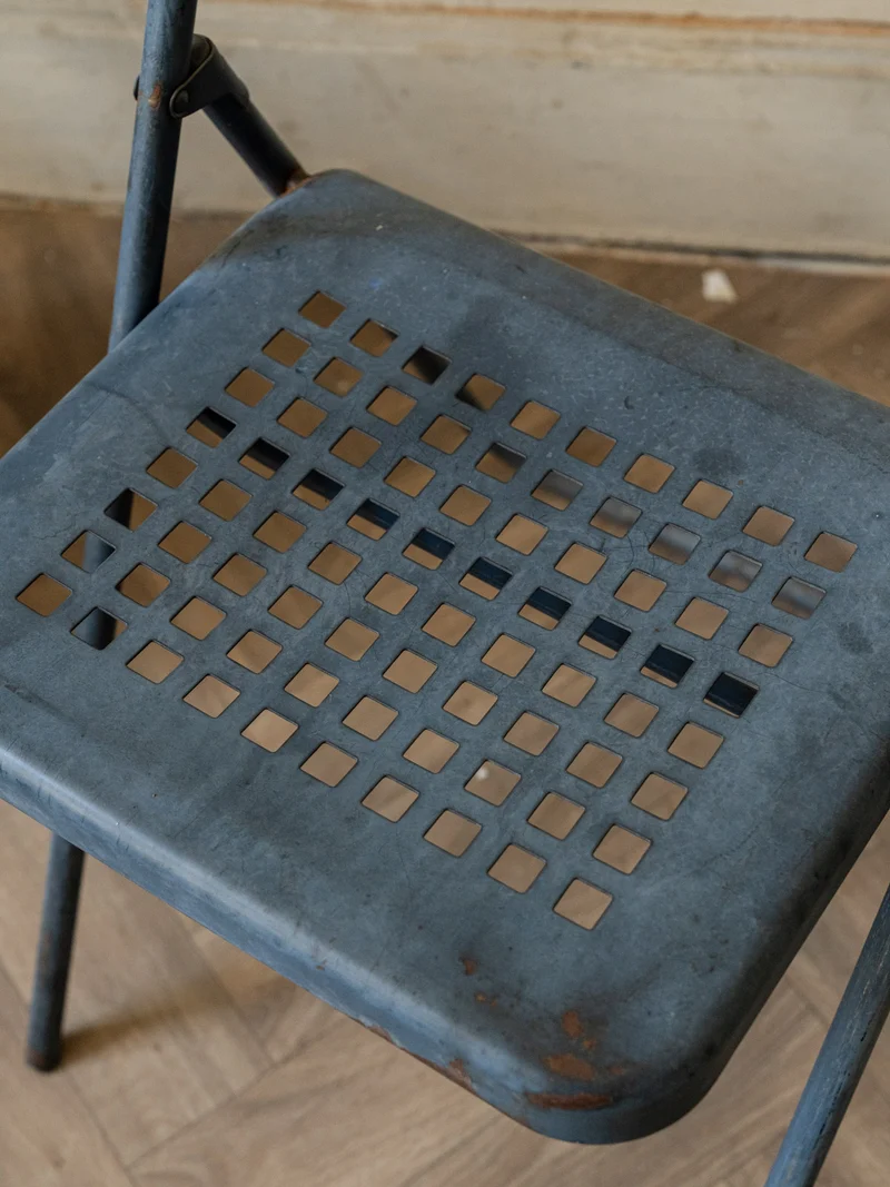 Alma, la chaise pliable en métal bleu N°1656