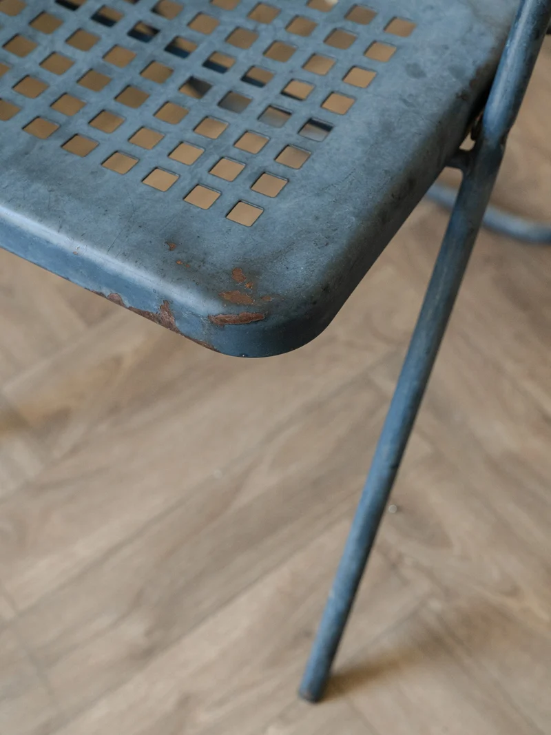 Alma, la chaise pliable en métal bleu N°1656