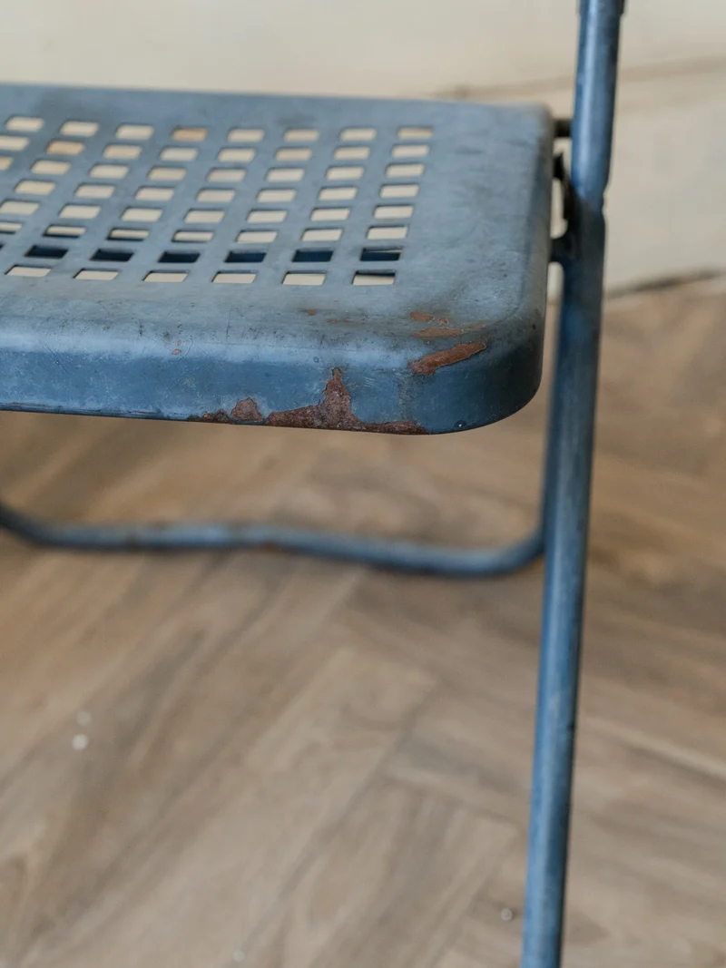 Alma, la chaise pliable en métal bleu N°1656