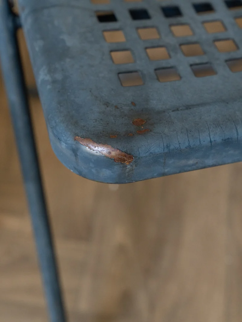 Alma, la chaise pliable en métal bleu N°1656