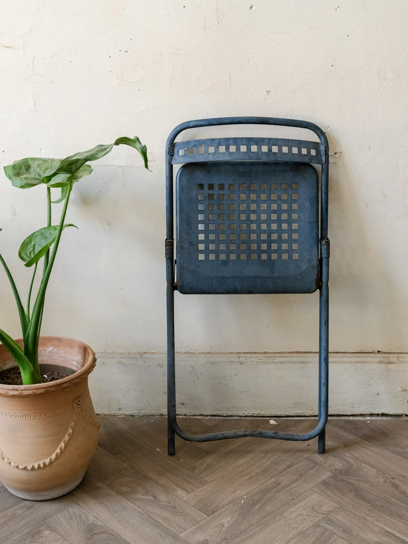 Alma, la chaise pliable en métal bleu N°1656