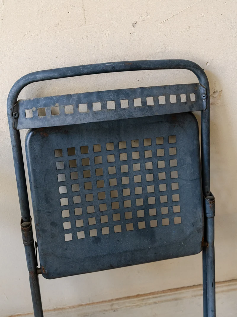 Alma, la chaise pliable en métal bleu N°1656