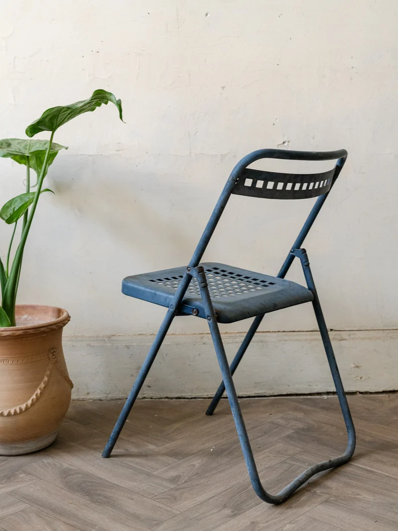 Alma, la chaise pliable en métal bleu N°1656