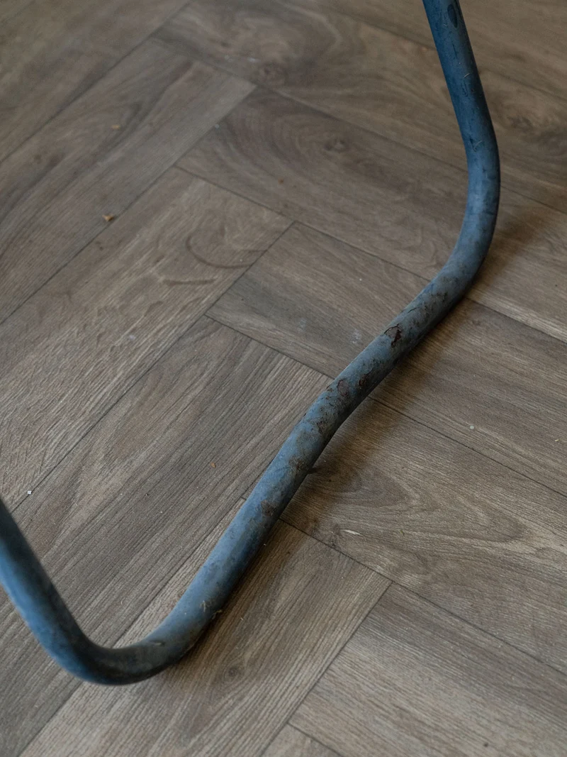 Alma, la chaise pliable en métal bleu N°1656