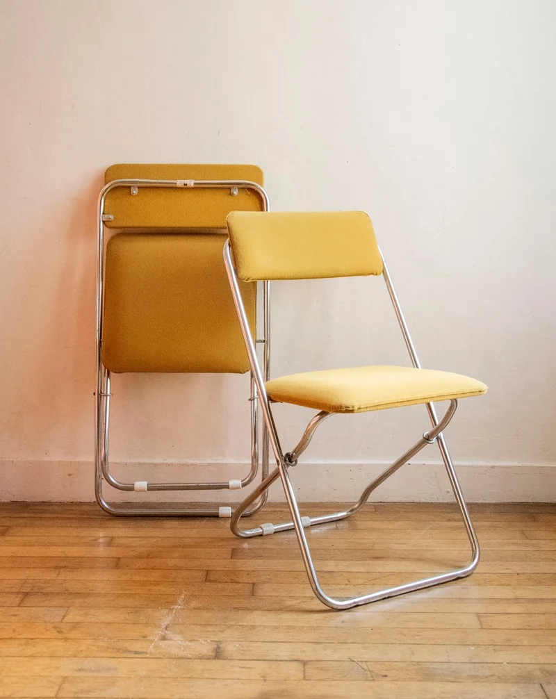 Alma, le paire de chaises jaune moutarde pliantes N°1647