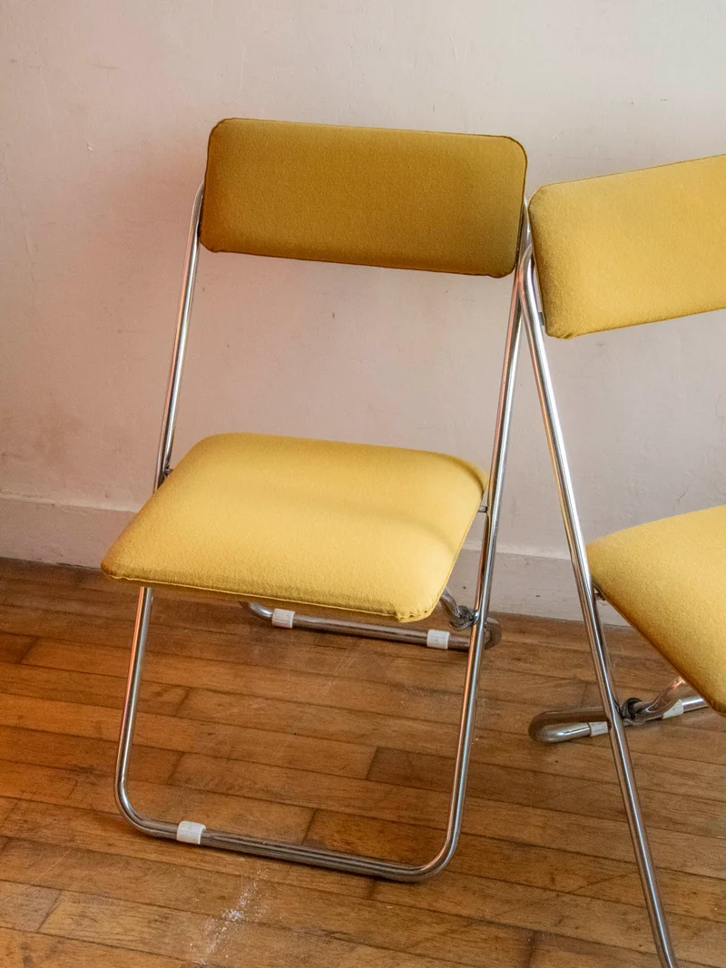 Alma, le paire de chaises jaune moutarde pliantes N°1647
