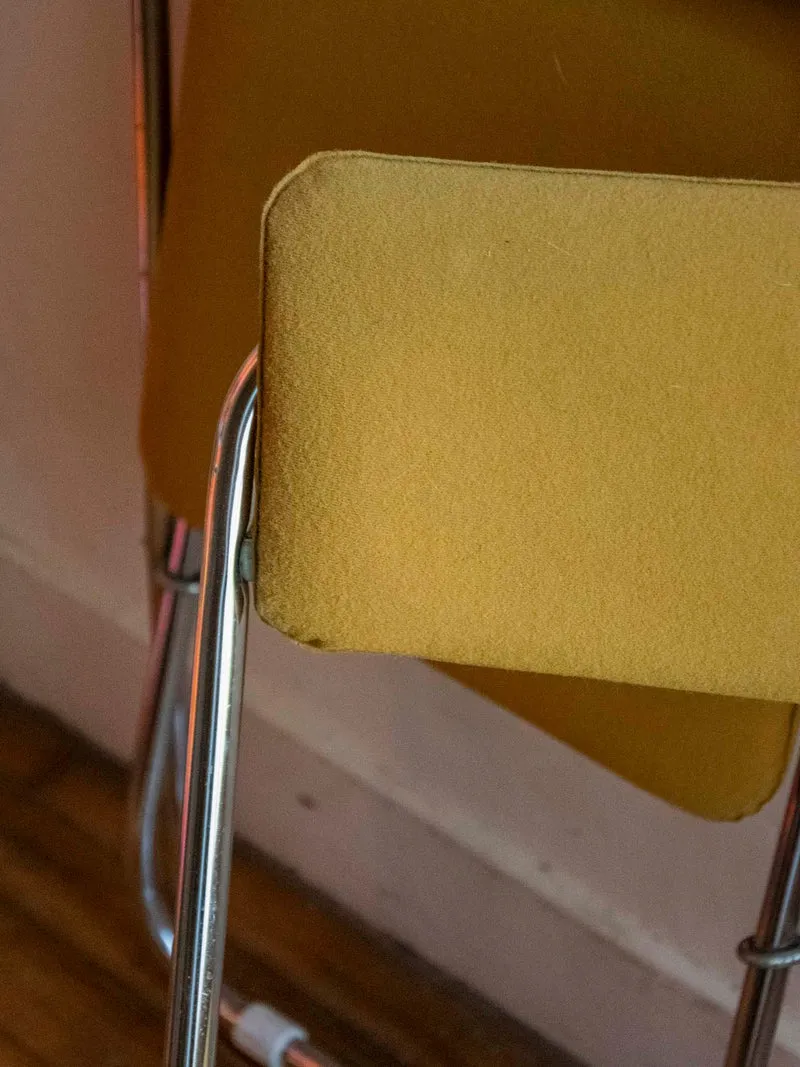Alma, le paire de chaises jaune moutarde pliantes N°1647