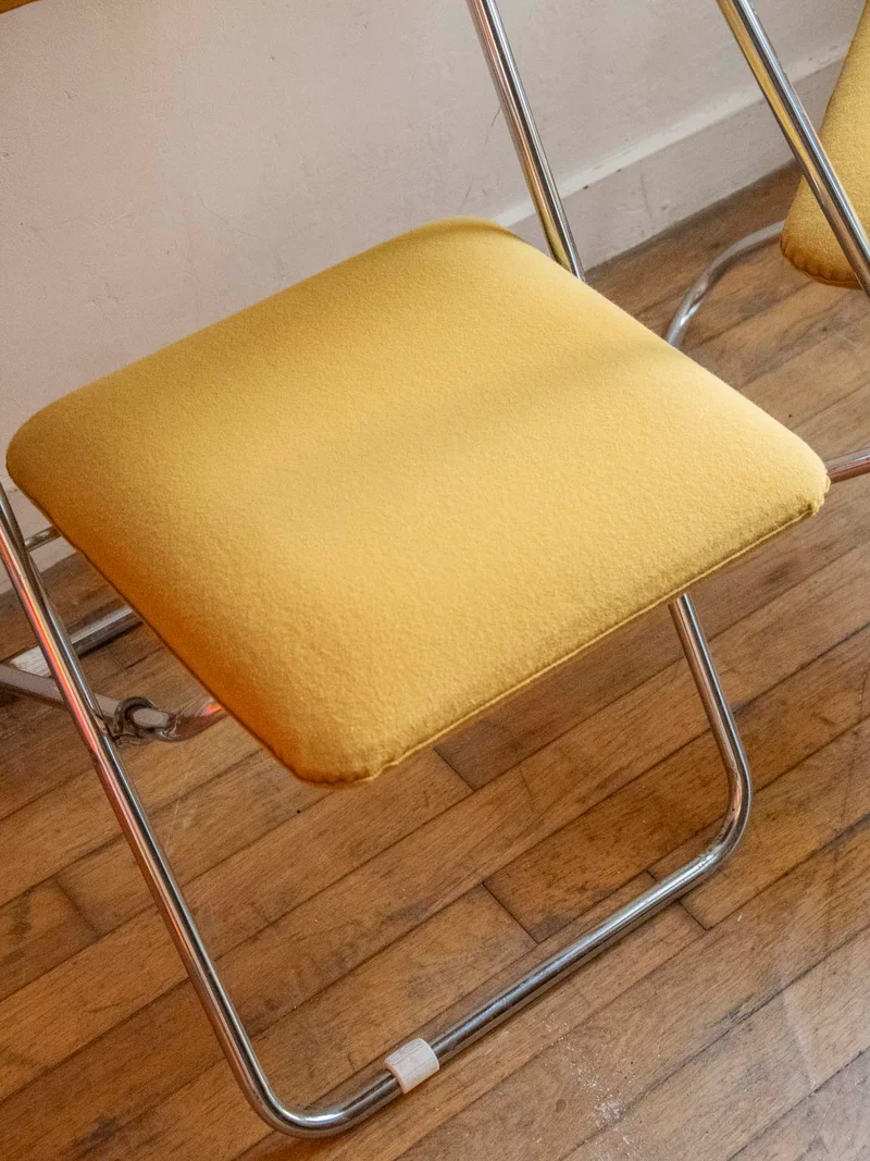 Alma, le paire de chaises jaune moutarde pliantes N°1647
