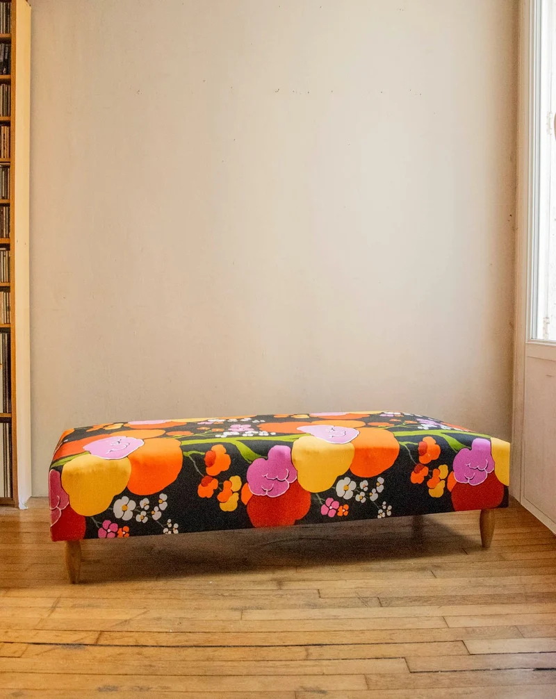 Clara, la banquette restaurée au motif floral N°142