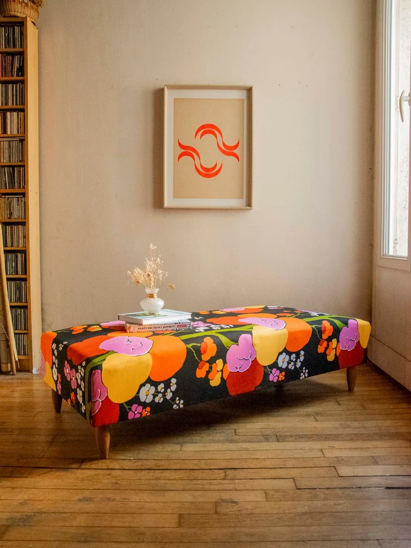 Clara, la banquette restaurée au motif floral N°142