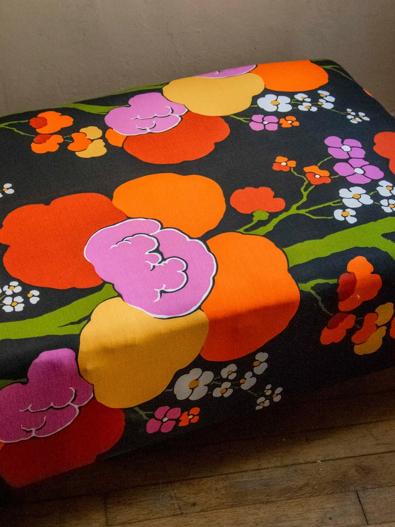 Clara, la banquette restaurée au motif floral N°142