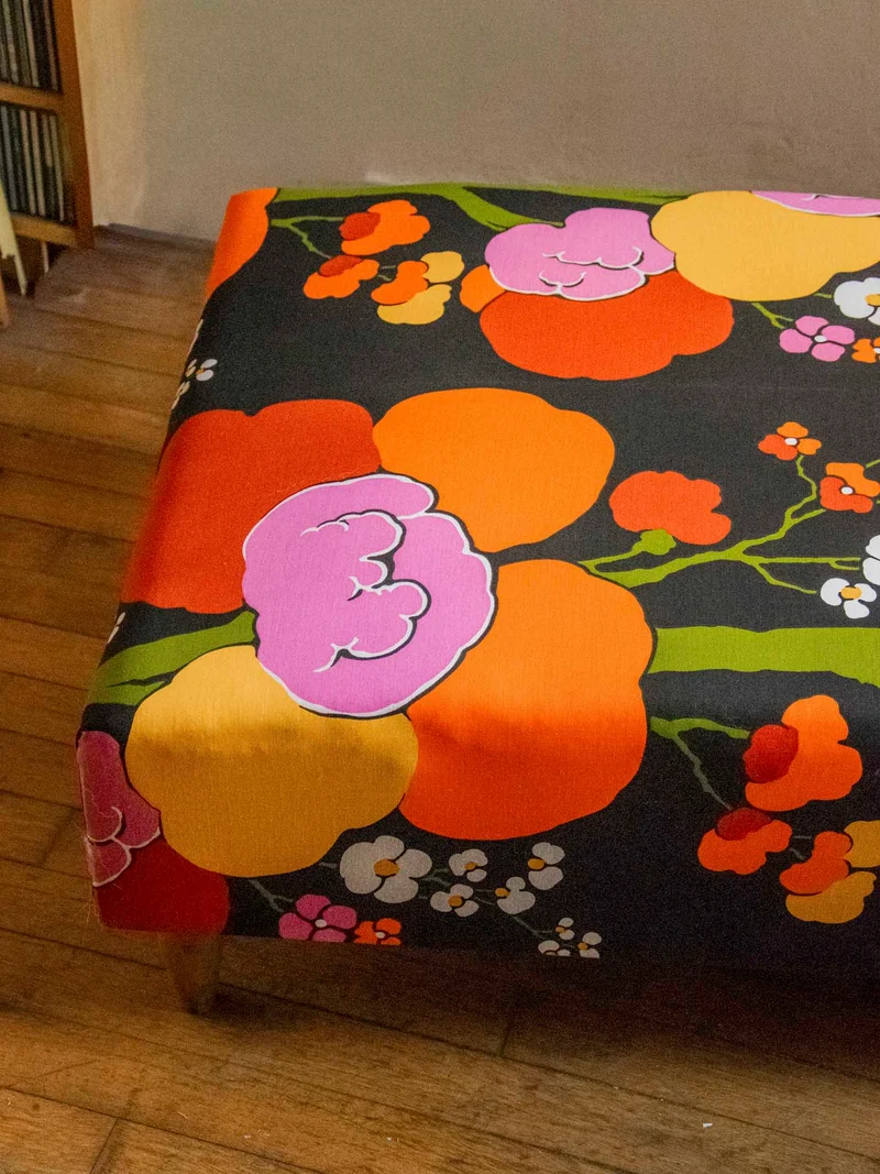 Clara, la banquette restaurée au motif floral N°142