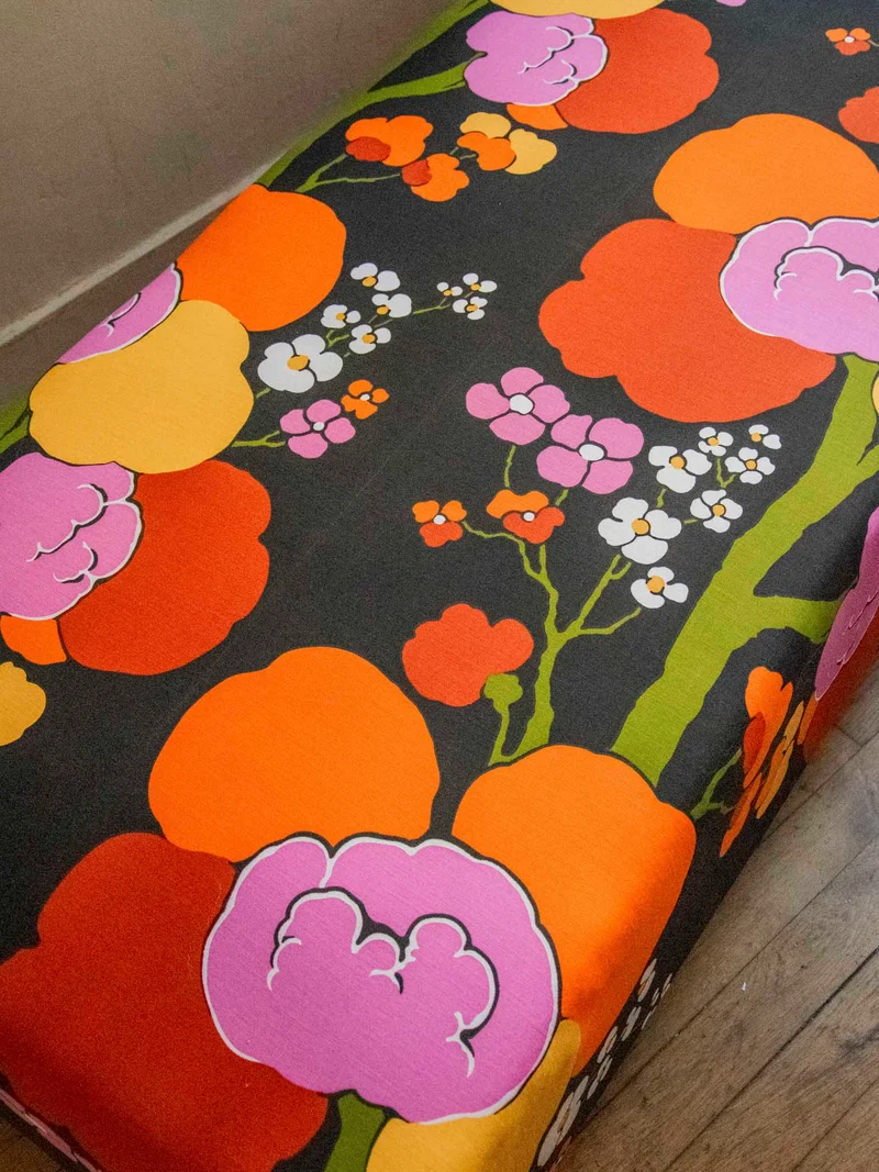 Clara, la banquette restaurée au motif floral N°142