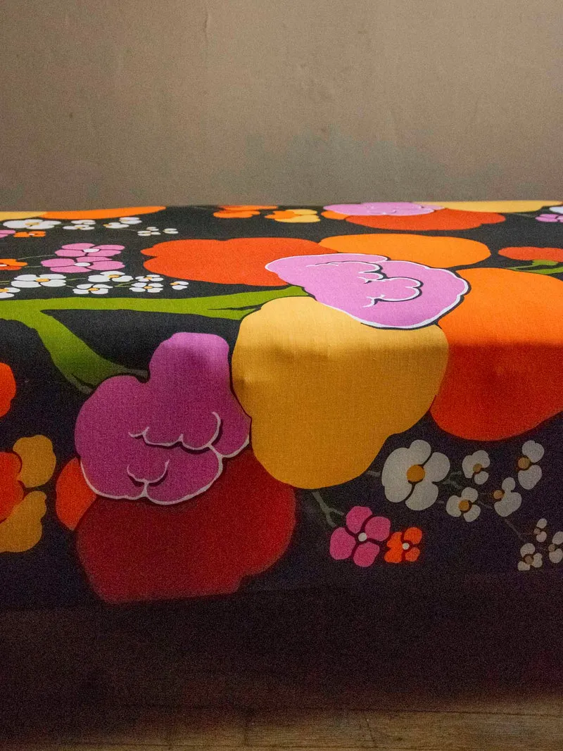 Clara, la banquette restaurée au motif floral N°142