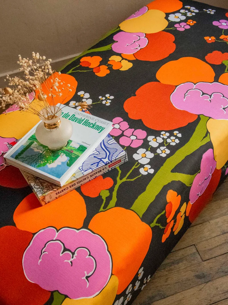 Clara, la banquette restaurée au motif floral N°142
