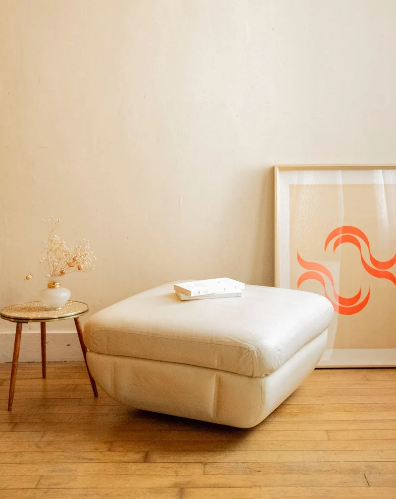 Jean-Philippe, le pouf confortable en cuir beige N°95