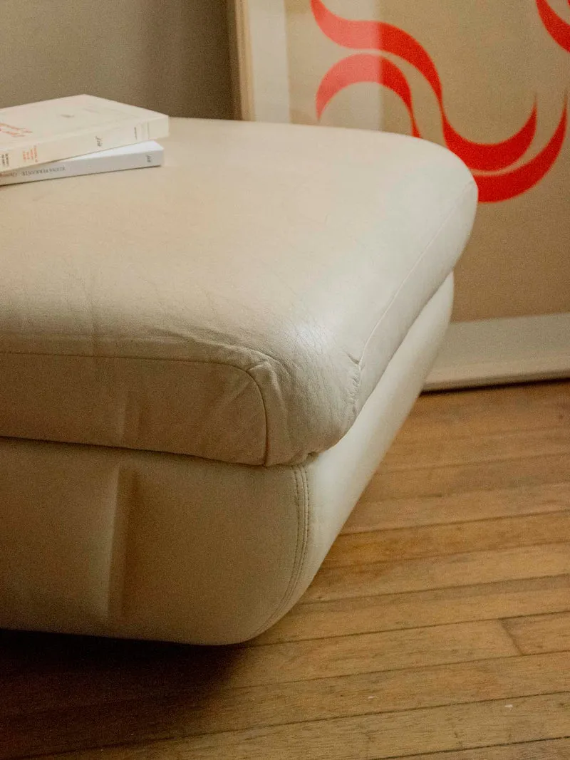 Jean-Philippe, le pouf confortable en cuir beige N°95