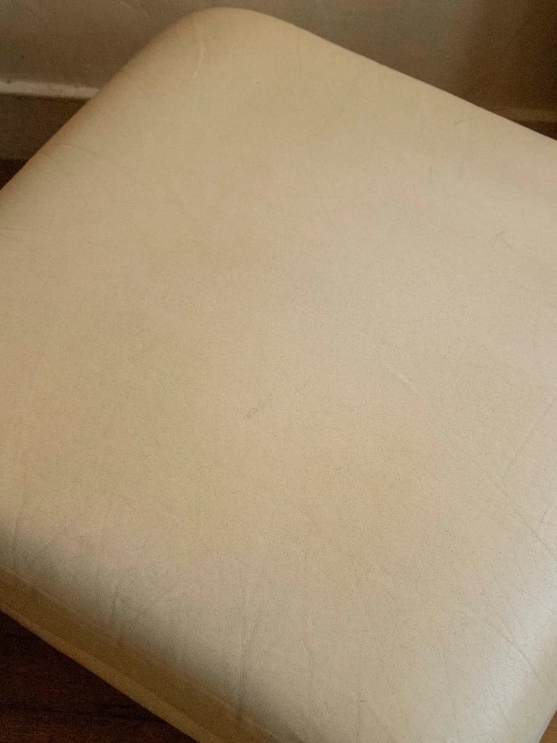 Jean-Philippe, le pouf confortable en cuir beige N°95