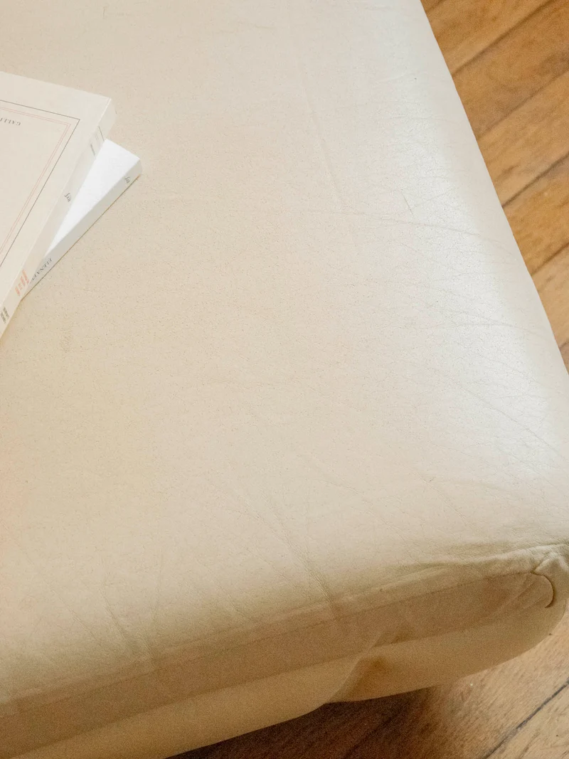 Jean-Philippe, le pouf confortable en cuir beige N°95