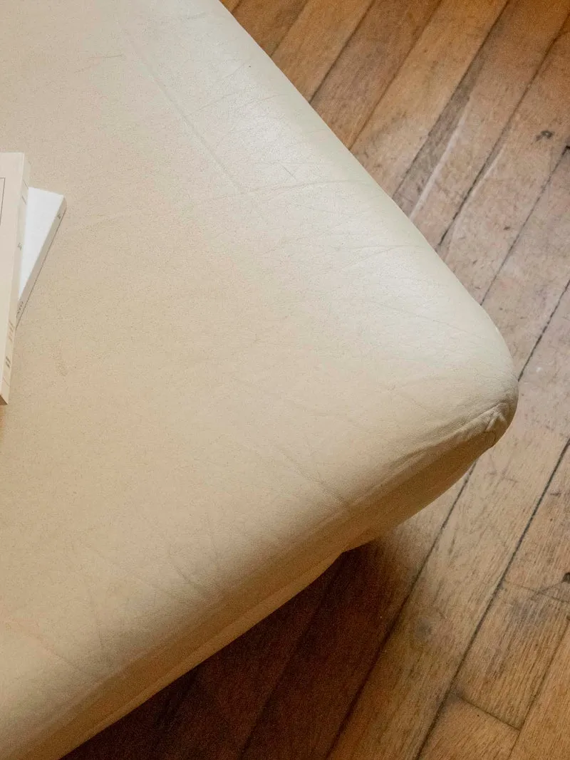Jean-Philippe, le pouf confortable en cuir beige N°95