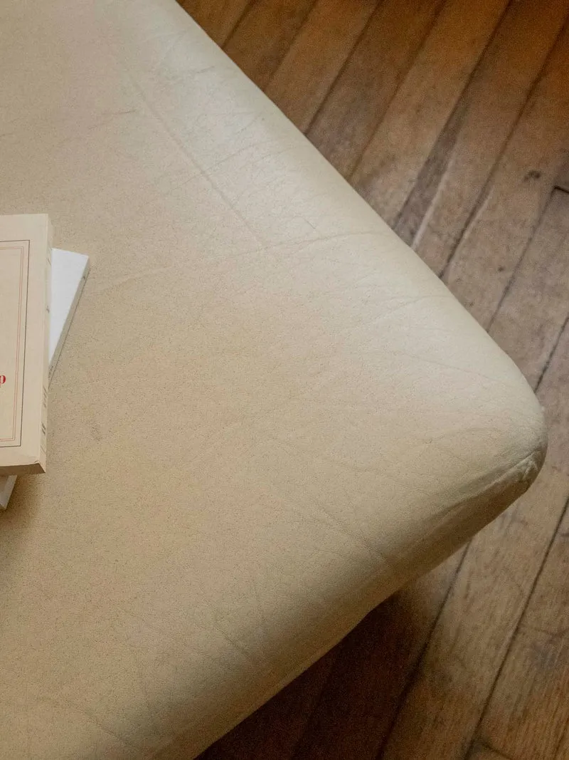 Jean-Philippe, le pouf confortable en cuir beige N°95