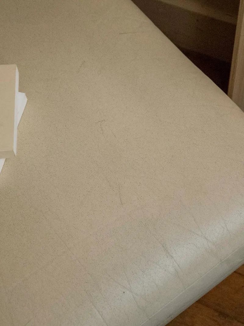 Jean-Philippe, le pouf confortable en cuir beige N°95