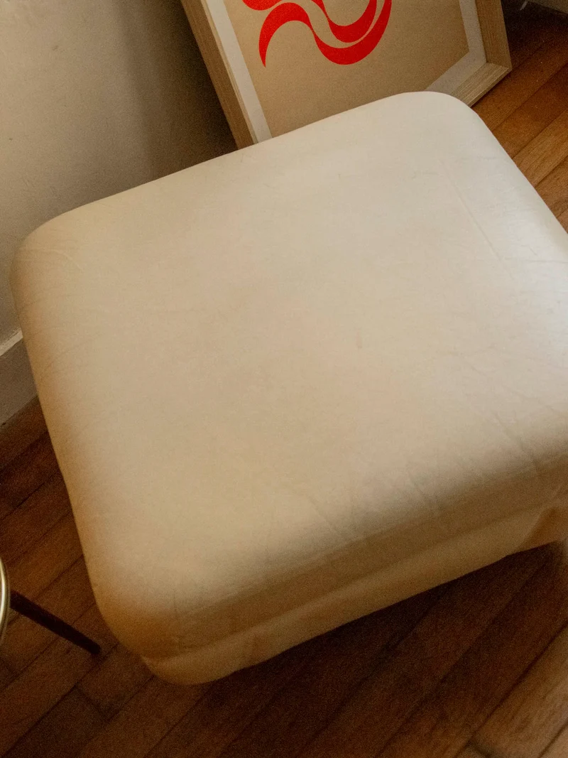 Jean-Philippe, le pouf confortable en cuir beige N°95