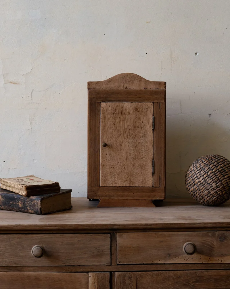 Gaëlle, petite armoire ancienne en bois N°921