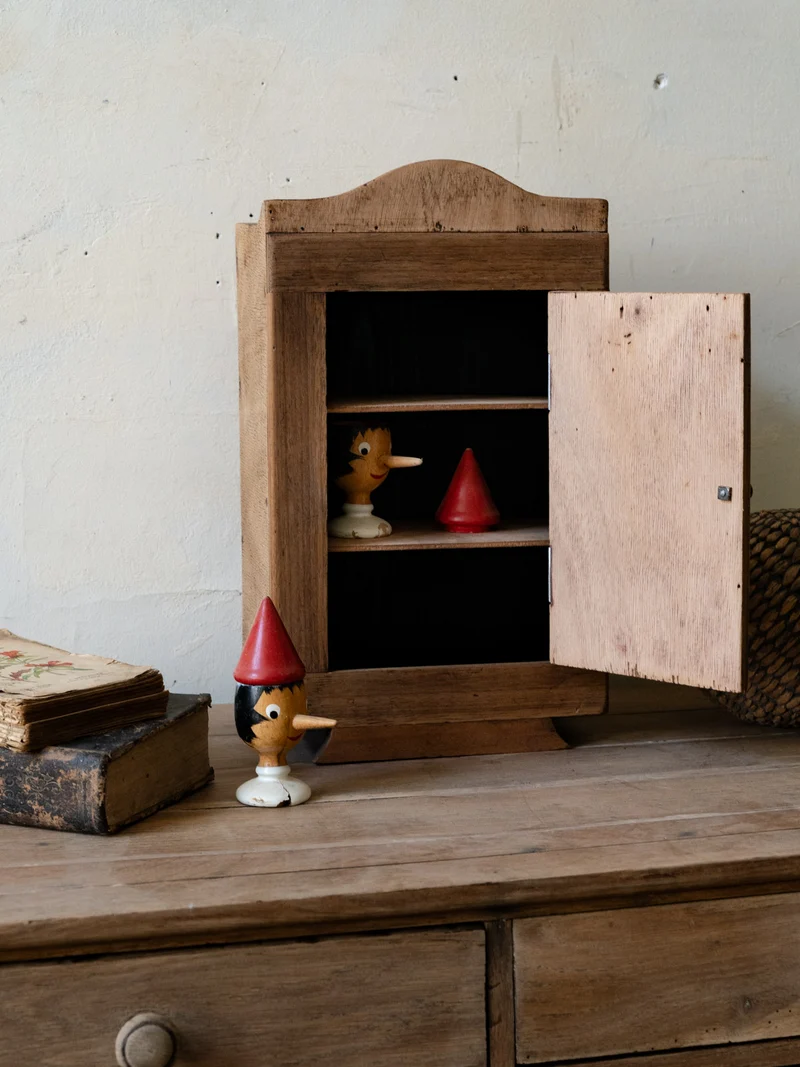 Gaëlle, petite armoire ancienne en bois N°921