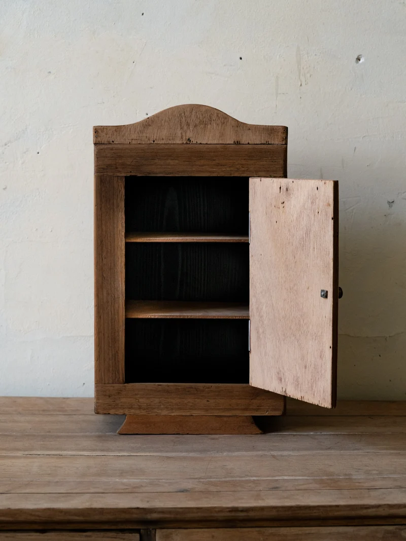 Gaëlle, petite armoire ancienne en bois N°921