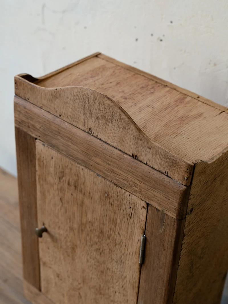 Gaëlle, petite armoire ancienne en bois N°921