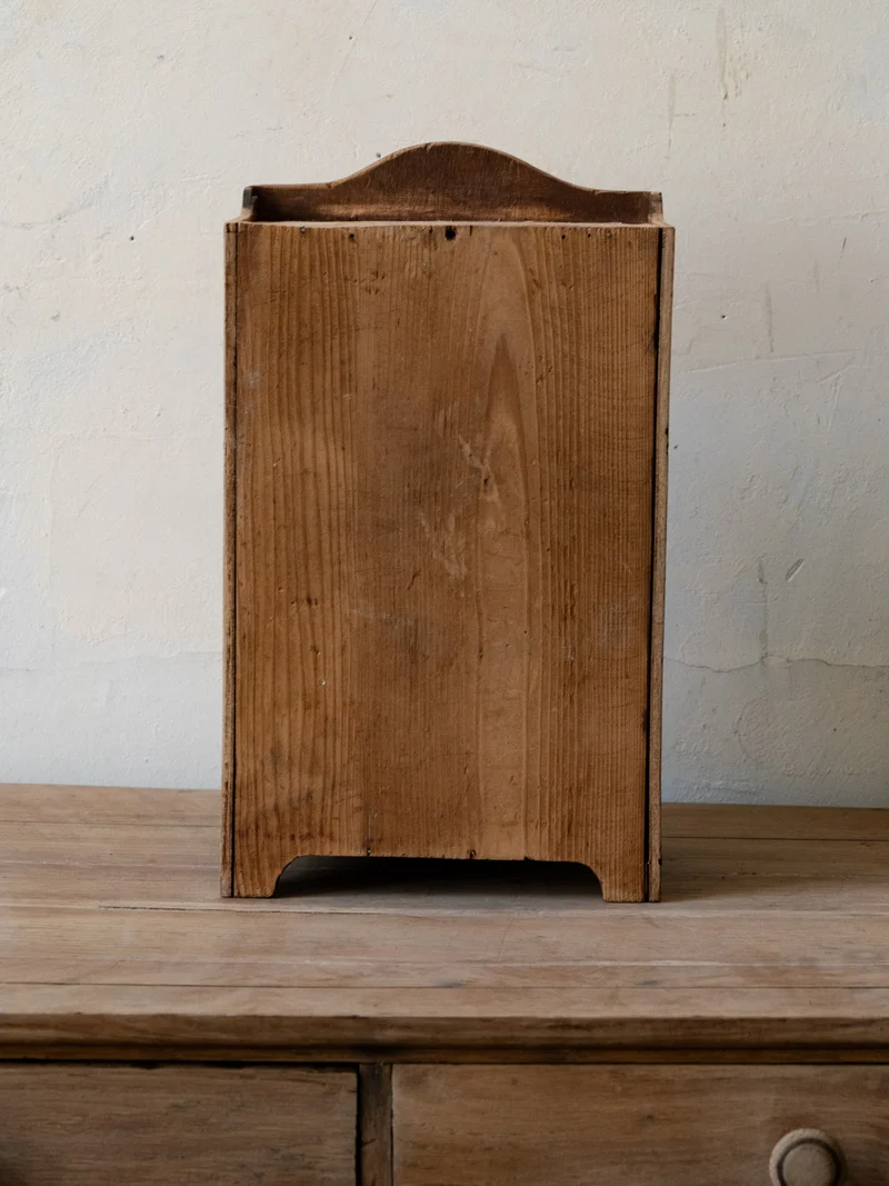 Gaëlle, petite armoire ancienne en bois N°921