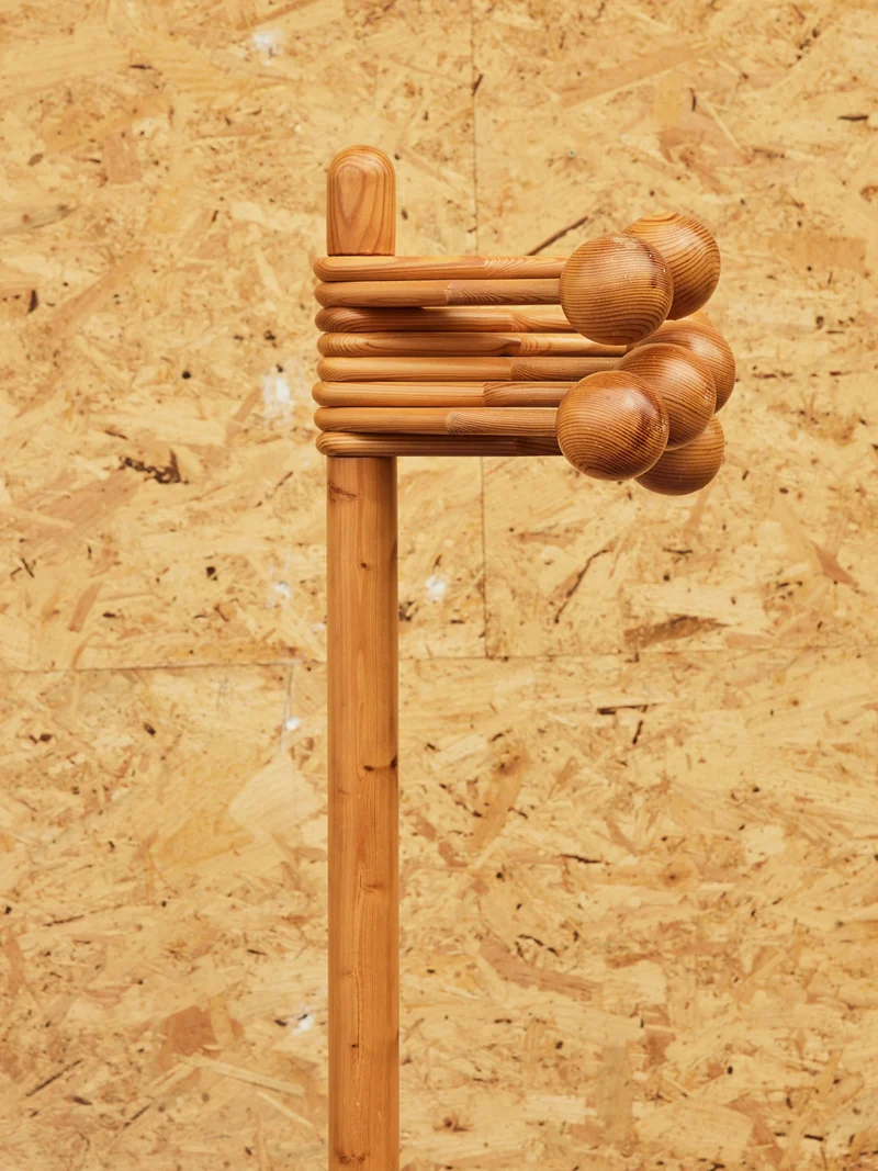 Max, le porte-manteau en pin N°354