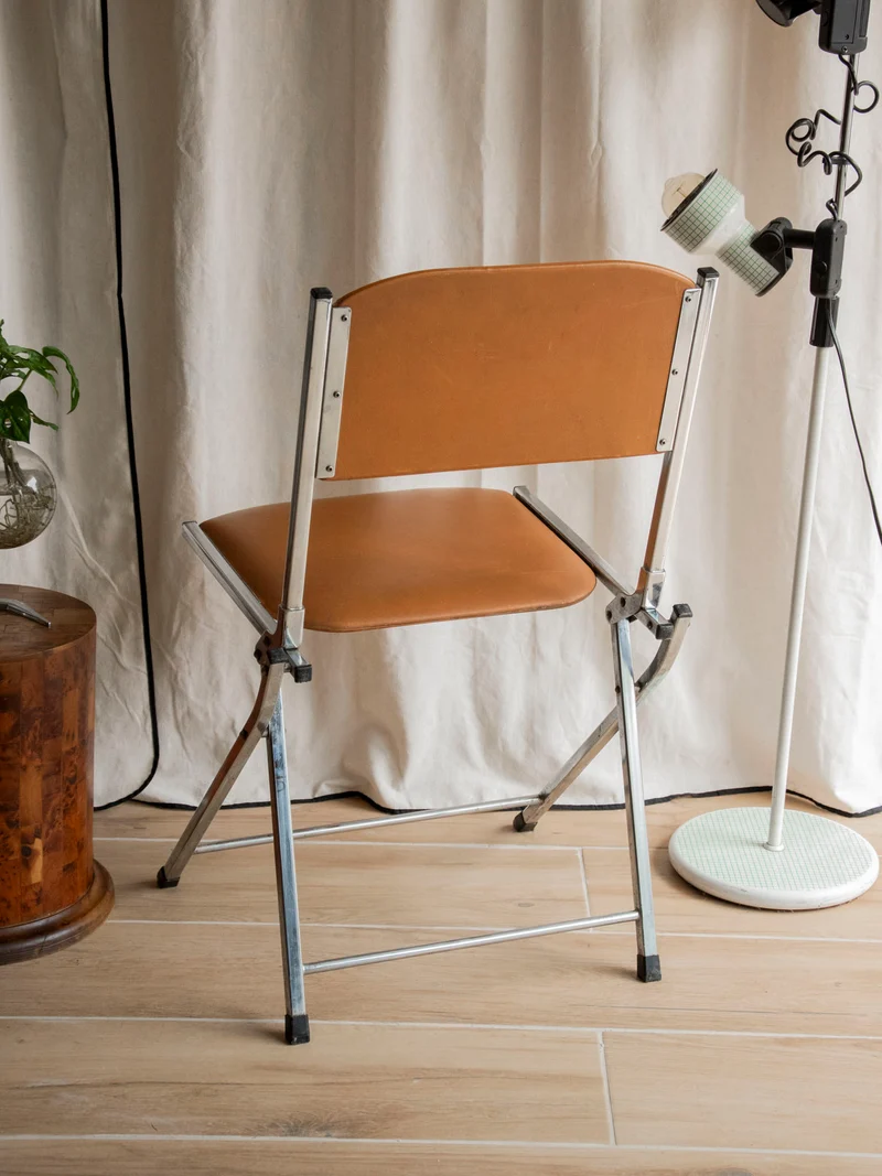 Alma, la chaise pliante à l'assise de couleur camel N°1631